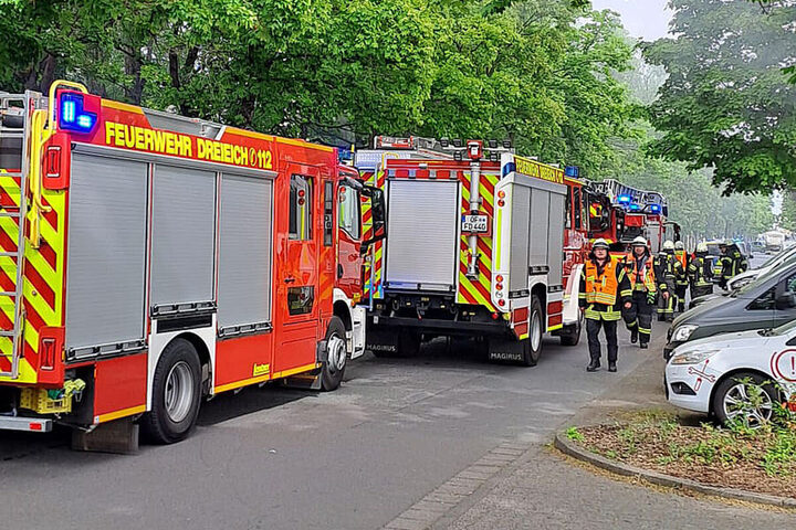 Fahrzeuge der Feuerwehr stehen am Straßenrand