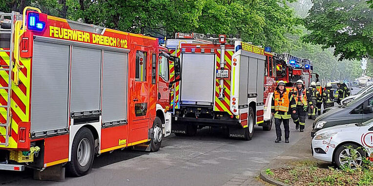 Fahrzeuge der Feuerwehr stehen am Straßenrand