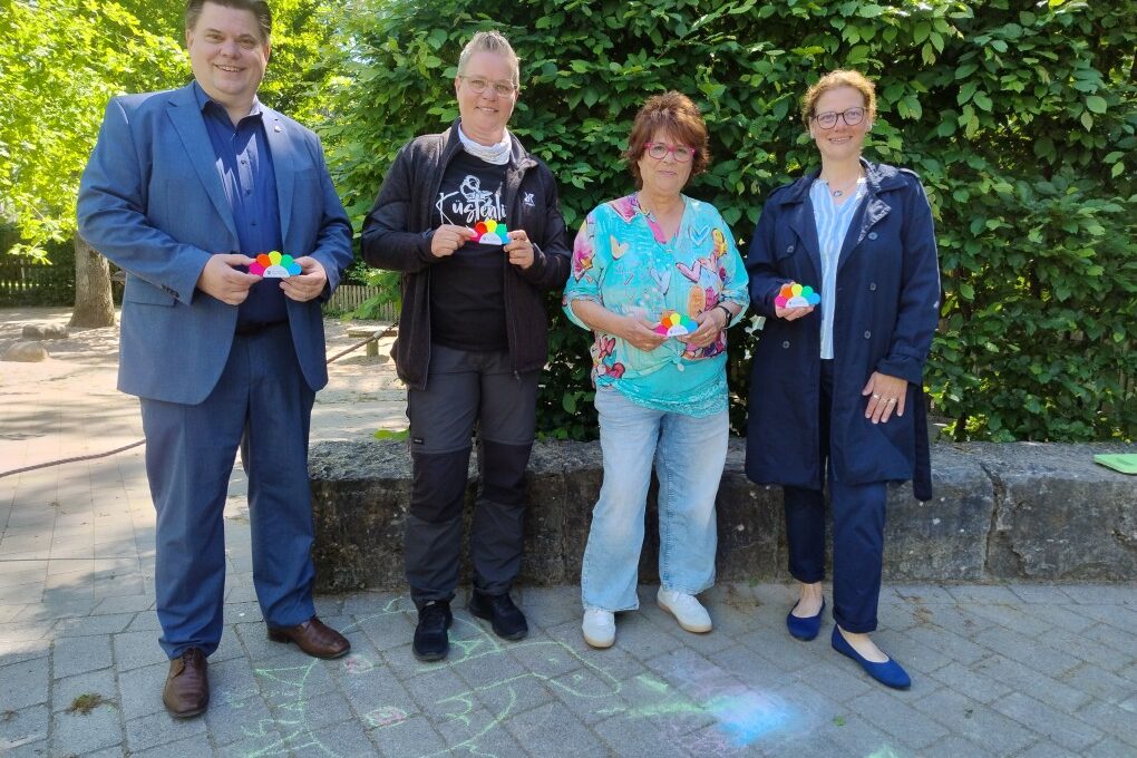 Kita Kurt-Schumacher-Straße. Vlnr: Erster Stadtrat Stefan Schmitt, Kerstin Friedrichowitz (Leitung Kita), Maria Kreile (stellvertr. Leitung Kita), Nina Wensky (Fachberatung Fachbereich Kinder)