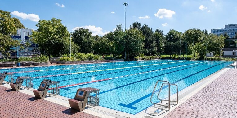 Zur Freibaderöffnung am 17. Mai lockt ein Rahmenprogramm aus Musik, besonderen gastronomischen Angeboten und einem sportlichen Schlauchbootrennen.