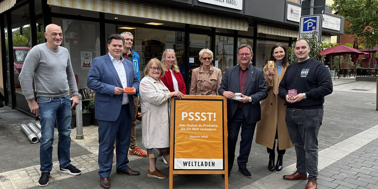 vlnr. Benaissa Budarham (Vorstand IgCity), Erster Stadtrat Stefan Schmitt, Thomas Schulze (Smart City Spezialist, Stadt), Ute Marschalk (Vorsitzende Weltladen), Ingebog Maria Lang (Citymanagerin CIMA), Andrea Quilling (Fachbereichsleitung Wirtschaftsförderung, Öffentlichkeitsarbeit, Liegenschaften), Bürgermeister Dirk Gene Hagelstein, Brigitte Ker-cher (Geschäftsführerin 12Löwen GmbH), Patrick Jesser (Veranstaltungsbeauftragter IgCi-ty)
