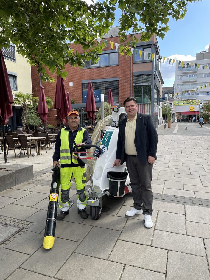 Abdelmajid El-Masaoudi mit Gluttonsauger und Erster Stadtrat Stefan Schmitt