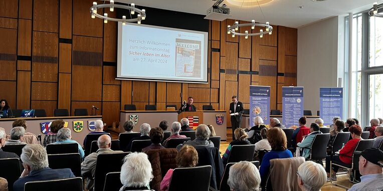 Bürgermeister Dirk Gene Hagelstein begrüßt alle Teilnehmenden im Plenarsaal