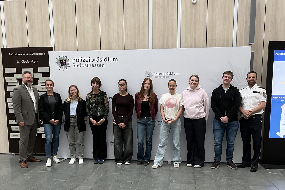 Besuch der Delegation des Jugendforums beim Polizeipräsidium Südosthessen in Offenbach
