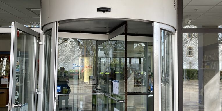 Haupteingang der Stadtbibliothek Neu-Isenburg in der Frankfurter Straße