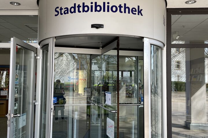 Haupteingang der Stadtbibliothek Neu-Isenburg in der Frankfurter Straße