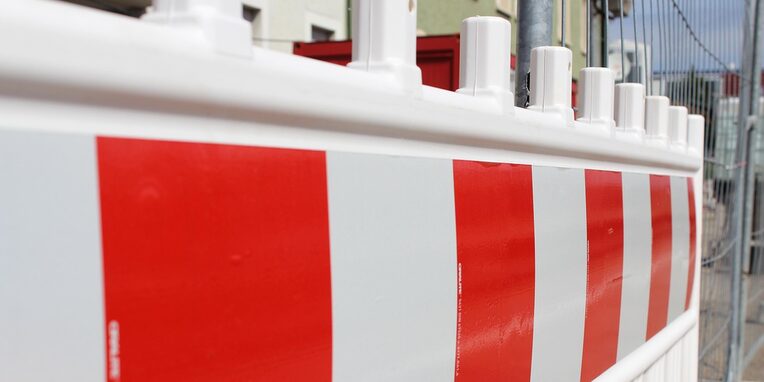 rot-weiße Absperrbaken