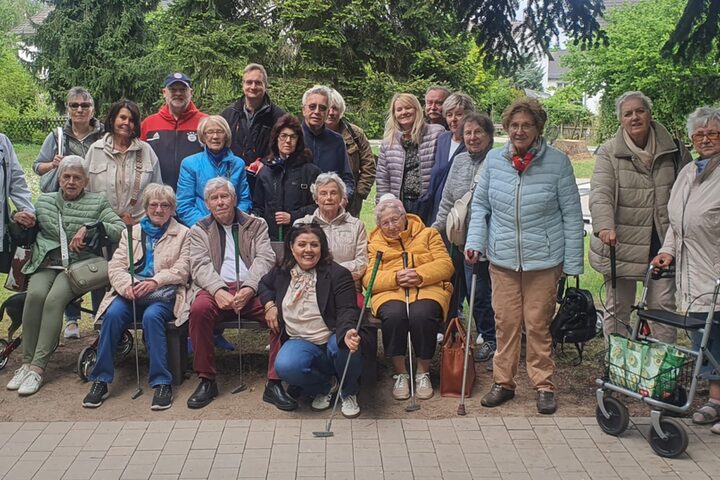 Seniorinnen und Senioren der Wohnanlagen im Pappelweg und aus Gravenbruch am 7. Mai auf der Minigolfanlage in Dreieichenhain