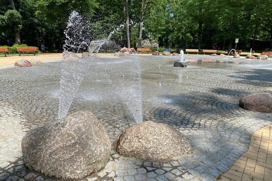 Wasserspielanlage im Tannenwald
