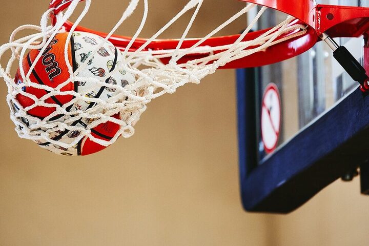 Basketballnetz mit einem orange-weißem Basketball
