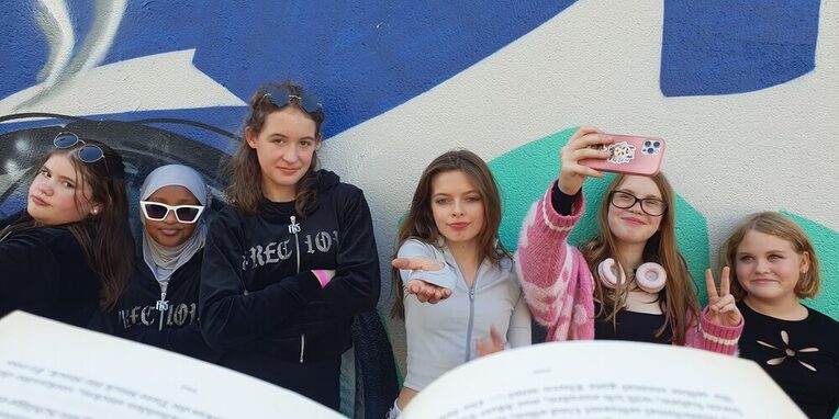 zu  Gruppenfoto Theaterprojekt