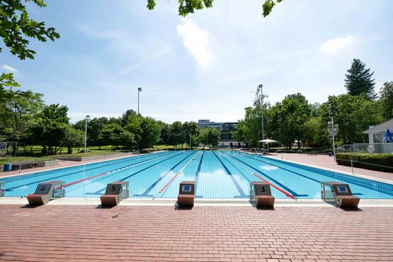 zu  Schwimmerbecken ek a