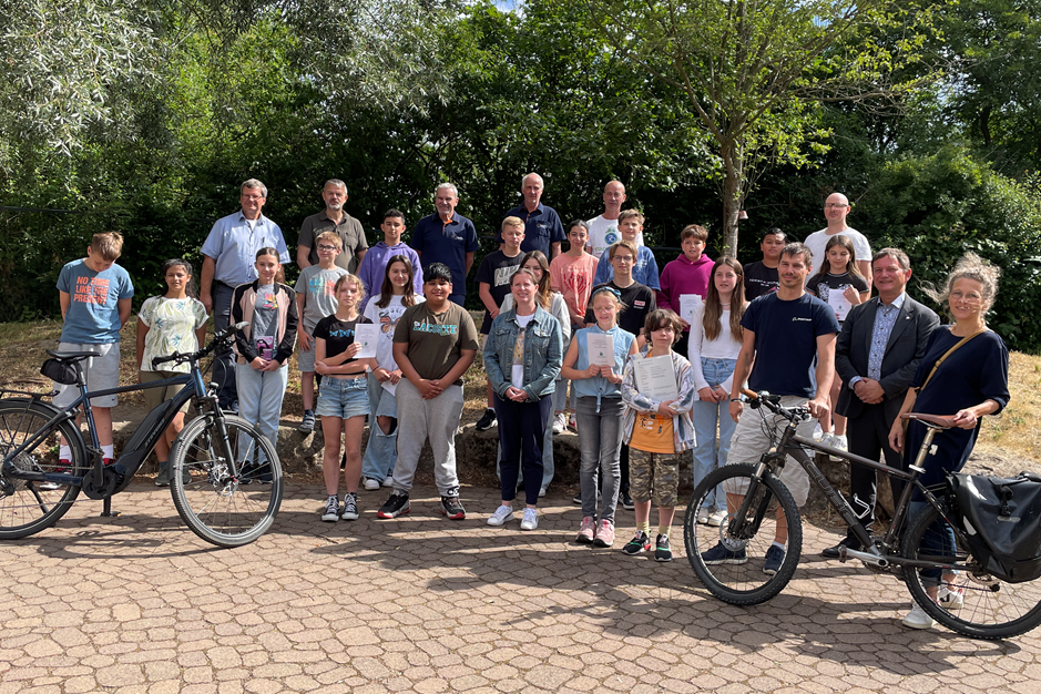 Gruppenfoto mit Siegerinnen und Sieger des Stadtradeln