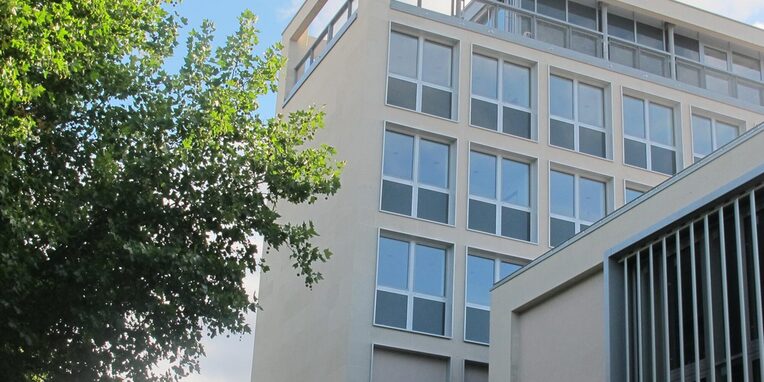 Nordansicht Rathaus Neu-Isenburg mit Plenarsaal rechts