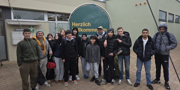 Jugendgruppe vor dem Eingang des Erlebnisbades MIRAMAR in Weinheim