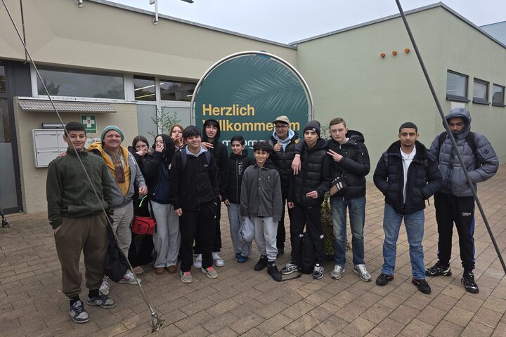 Jugendgruppe vor dem Eingang des Erlebnisbades MIRAMAR in Weinheim