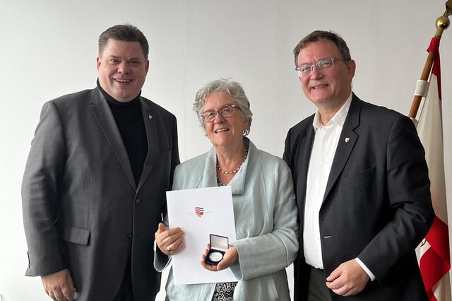vlnr Erster Stadtrat Stefan Schmitt, Elfi Elliot, Bürgermeister Dirk Gene Hagelstein