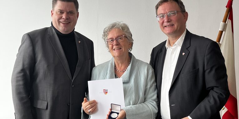 vlnr Erster Stadtrat Stefan Schmitt, Elfi Elliot, Bürgermeister Dirk Gene Hagelstein