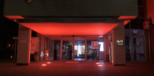 Eingang Rathaus orangefarbenes Licht