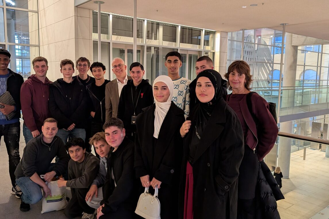 Hinten v.l.n.r.: Akram Saeed Salem Baker Salem, Jonathan Dingert, Julijan Matic, Christian Adam, Ayoub El Mouden, Tarek Al-Wazir (MdB), Ilias Abdellaoui, Sajad Zabihullah, Luka Jekic, Silke Amrein. Vorne v.l.n.r.: Melvin Zehner, Muhammad Ahmad Hussain, Maximilian Schmidt, Tutku Batin Küpelikilinc, Imrana Khan, Mina Osmankhel.