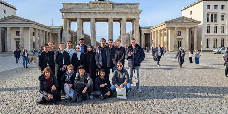 Gruppe des Jugendforums vor dem Brandenburger Tor