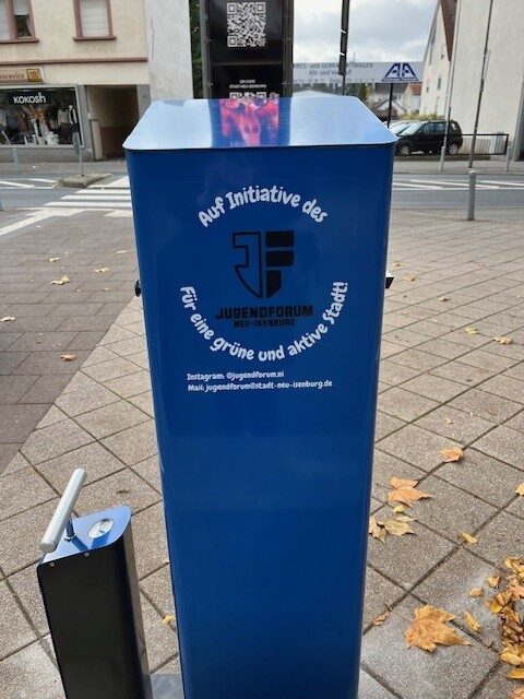 Rad-Reparaturstation vor der Hugenottenhalle