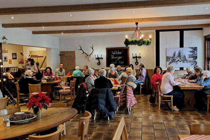 Gruppenbild der Teilnehmer beim gemütlichen Beisammensein im Restaurant "Drosselmüller in Rüdesheim