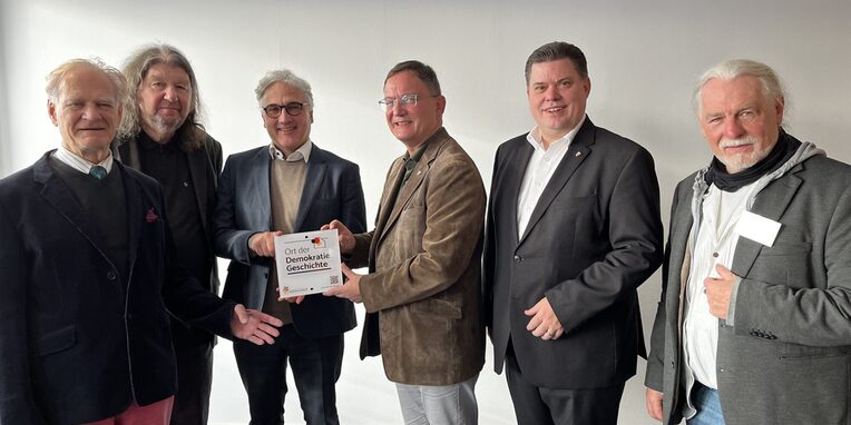 Georg Oeter (1. Vorsitzender Trägerverein Hugenottenrathaus e.V.) Pfarrer i.R. Matthias Loesch, Dr. Kai-Michael Sprenger (Direktor Stiftung Orte der deutschen Demokratiegeschichte), Bürgermeister Dirk Gene Hagelstein, Erster Stadtrat Stefan Schmitt, Werner Stahl (1. Vorsitzender Pour l’Yseboursch e.V.)