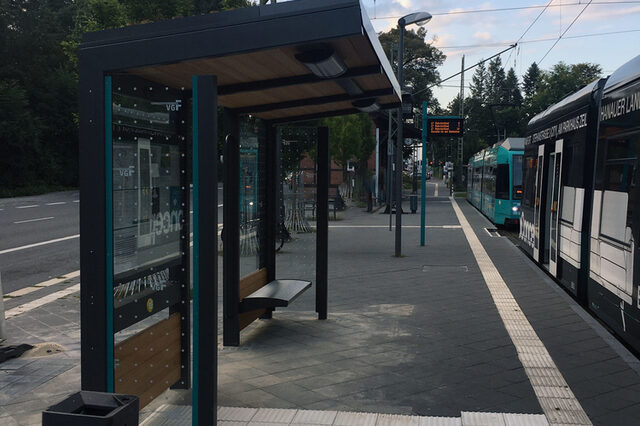 Die Straßenbahnlinie 17 hat ihre Endhaltestelle in Frankfurt am Main an der Stadtgrenze Neu-Isenburg