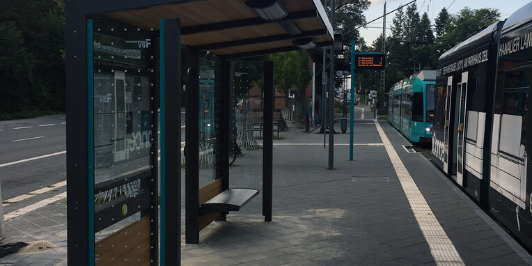 Die Straßenbahnlinie 17 hat ihre Endhaltestelle in Frankfurt am Main an der Stadtgrenze Neu-Isenburg