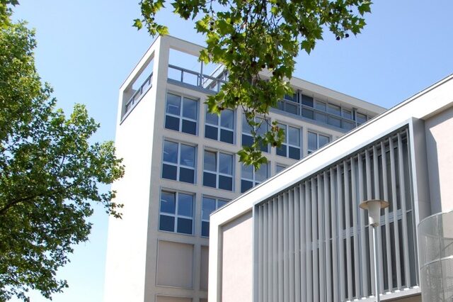 Nordansicht des Rathauses mit Plenarsaal auf der rechten Seite