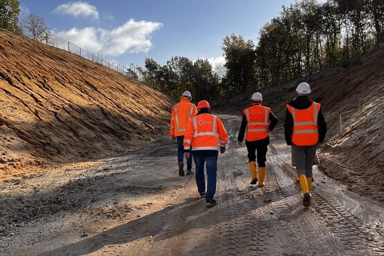 Auf der Strecke nach Neu-Isenburg, Gruppe mit orangefarbenen Westen