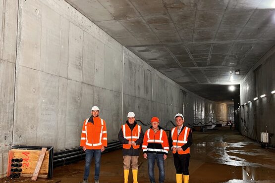 vlnr. Florian Ludwig, Erster Stadtrat STefan Schmitt, Horst Amann, Bürgermeister Dirk Gene Hagelstein im Tunnel