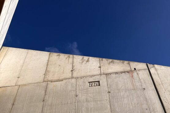 BEtonverschalung mit Jahreszahl 2026 und blauem Himmel