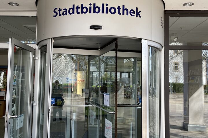 Haupteingang der Stadtbibliothek in Neu-Isenburg in der Frankfurter Straße