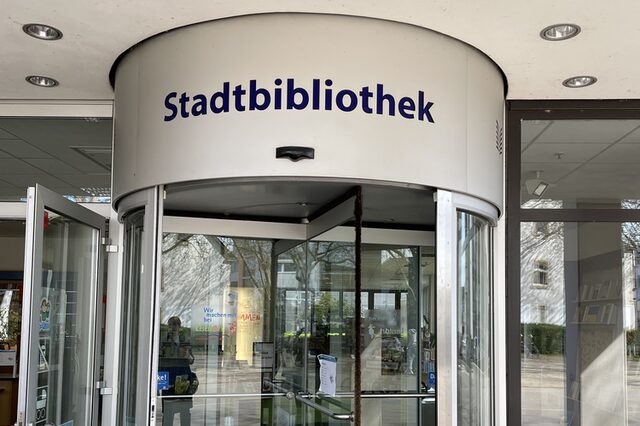 Haupteingang der Stadtbibliothek in Neu-Isenburg in der Frankfurter Straße