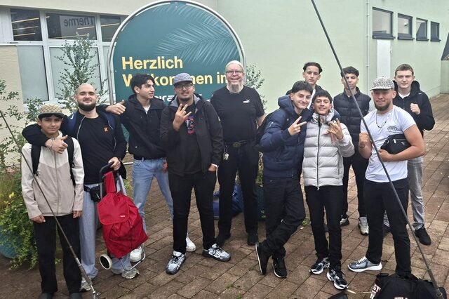 Gruppenbild der Jugendlichen mit ihren Begleitern beim Besuch des Miramar in Weinheim