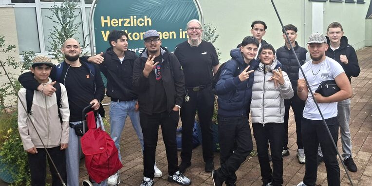 Gruppenbild der Jugendlichen mit ihren Begleitern beim Besuch des Miramar in Weinheim
