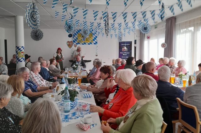 Über 70 Seniorinnen und Senioren aus den Wohnanlagen Haus am Erlenbach, Pappelweg und Haus Dr. Bäck sowie aus dem Stadtteil kamen zusammen, um einen fröhlichen und geselligen Nachmittag zu verbringen.