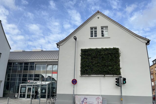 Bürgeramt mit begrünter Fassade