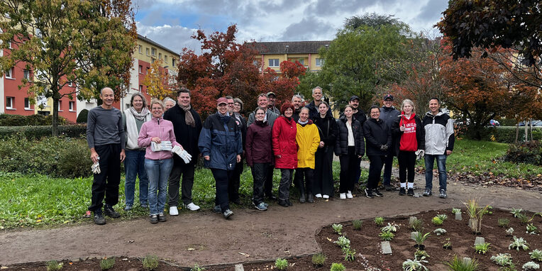 Mitarbeiterinnen und Mitarbeiter von Arrow ,DLB AöR, Bürgermeister Dirk Gene Hagelstein, Erster Stadtrat Stefan Schmitt und DLB-Vorständin Petra Klink