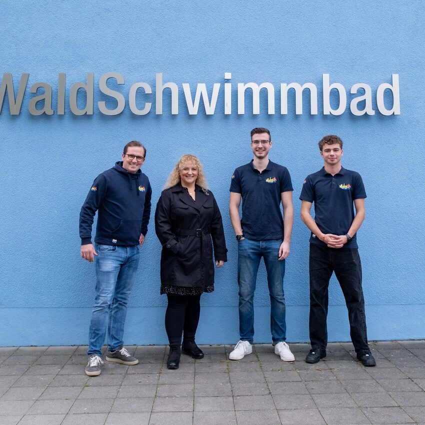 v.l.) Christian Jochemich, Inhaber der Schwimmschule SWIM for Kids, Eva Lang, stellv. Betriebsleiterin des WaldSchwimmbads, sowie die Schwimmtrainer Jan Luca Nehrbass und Alexander Fedotov (beide SWIM for Kids).