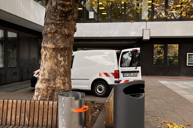 Austausch der Papierkörbe auf dem Rosenauplatz