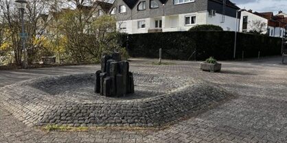 Wasserbrunnen aus Basaltstelen am Bertha-Pappenheim-Platz