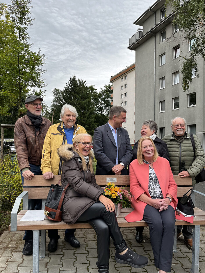 Bank vorne vlnr: Gabriele Zindel, Margit Lützow-Wonneberger. Hinten vlnr: Dirk Galia, Jürgen Köhler, Bürgermeister Dirk Gene Hagelstein, Monika Beck-Klima, Prof. Dr. Milan Klima