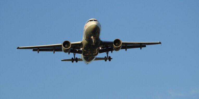 Ein Flugzeug im Landeanflug