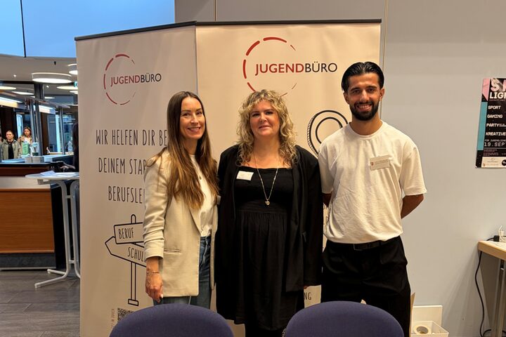 vlnr Sarah Epifani, Larissa Cordes, Kale Murad vom Jugendbüro waren auch bei der Berufsinfobörse in der Hugenottenhalle mit einem Stand vertreten