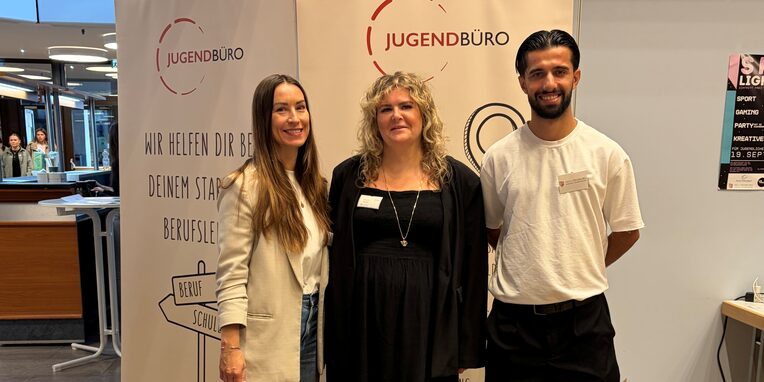 vlnr Sarah Epifani, Larissa Cordes, Kale Murad vom Jugendbüro waren auch bei der Berufsinfobörse in der Hugenottenhalle mit einem Stand vertreten