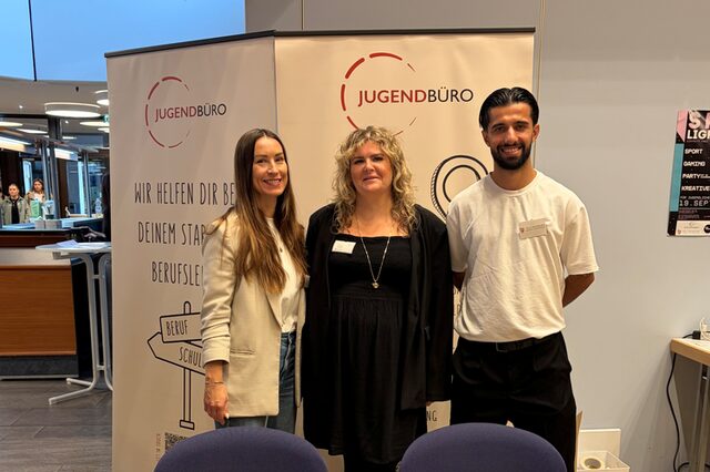 vlnr Sarah Epifani, Larissa Cordes, Kale Murad vom Jugendbüro waren auch bei der Berufsinfobörse in der Hugenottenhalle mit einem Stand vertreten