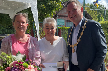 Vlnr. Stadtverordnetenvorsteherin Christine Wagner, Hannelore Steffens und Bürgermeister Dirk Gene Hagelstein